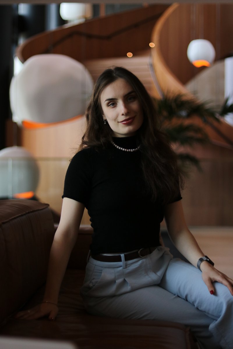 Portret in een sfeervolle lounge